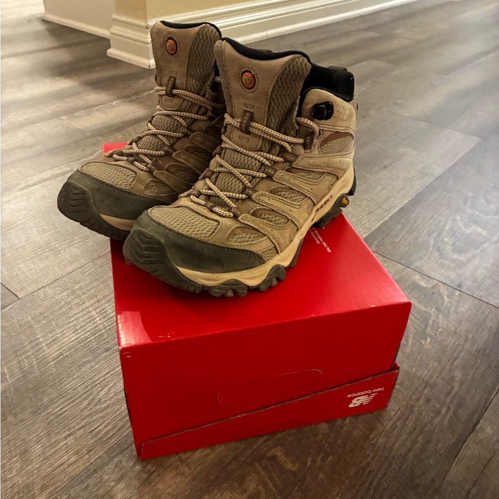 Merrell Women's Boots Moab’s 3 - 8.5 wide - Picture 3 of 10